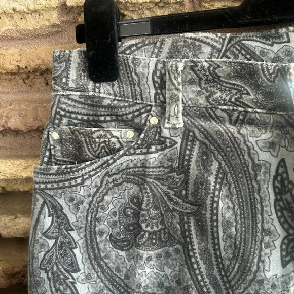 Jones New York Signature Gray Paisley Velvet Trucker Jacket and Jeans Size Small - Picture 6 of 10
